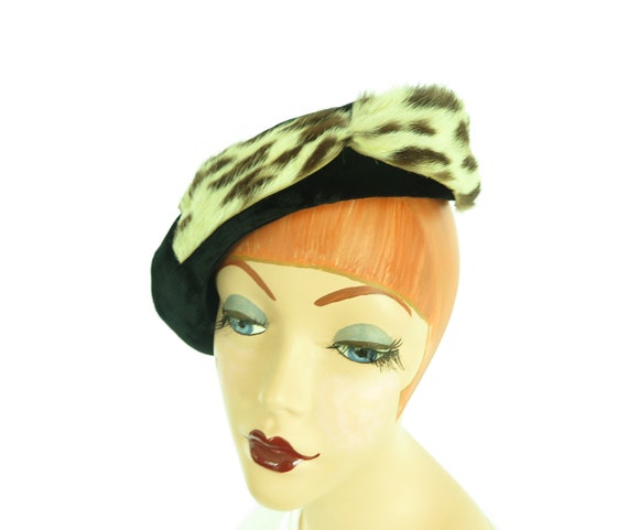 Vintage 1950s hat, womans black tilt with fur acc… - image 6