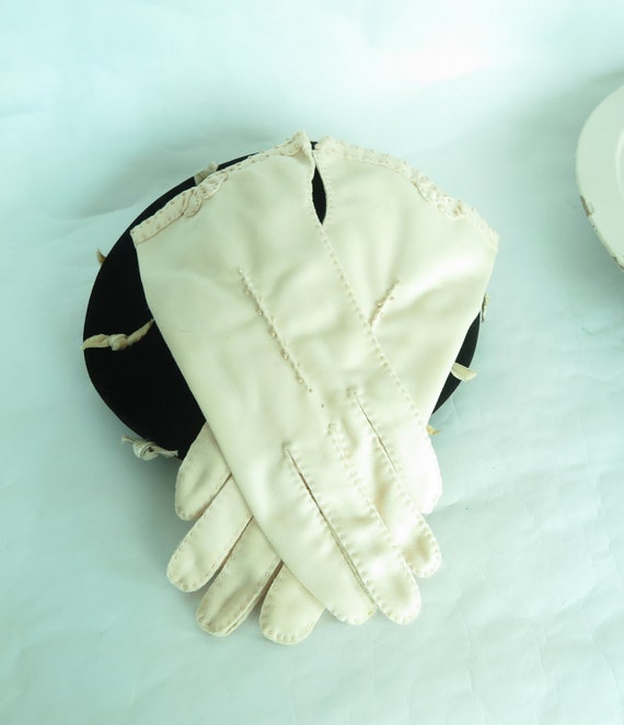 Vintage 50s hat and gloves, black velvet beret pi… - image 9