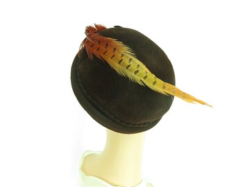 Vintage 40s hat brown with feathers womans tilt