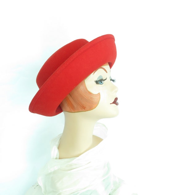 Vintage red hat breton womans 1970s 1980s excellen