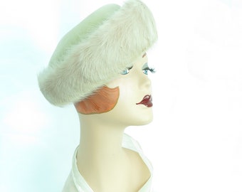 Vintage 60s hat feather Breton womans 1960s beige tilt