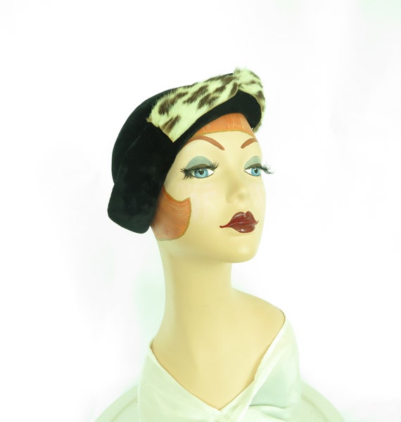 Vintage 1950s hat, womans black tilt with fur acc… - image 1