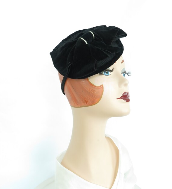 1940s tilt hat, vintage fascinator percher, woman'