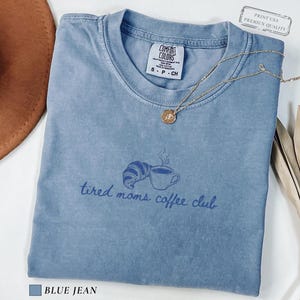 Simple mom shirt with minimal coffee design featuring cup and croissant in clean line style
