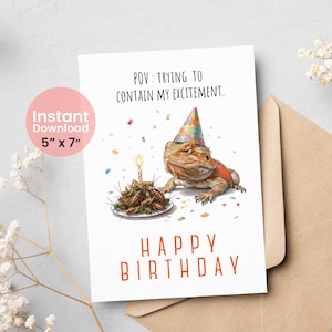 Può includere: Biglietto di auguri bianco con un'illustrazione a fumetti di un drago barbuto con un cappello da festa. Il biglietto recita "POV: CERCO DI CONTENERE LA MIA EMOZIONE" e "BUON COMPLEANNO". Il biglietto misura 12,7 cm x 17,8 cm.