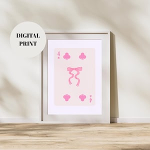 Art mural Coquette de cartes à jouer - Impression numérique avec noeud rose, jolie affiche esthétique de carte de club, décoration girly kawaii pour chambre à coucher ou mur de galerie