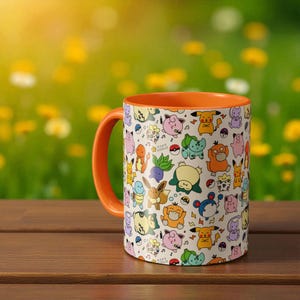 Op de afbeelding: Een keramische mok met een oranje handvat en binnenkant. De buitenkant heeft een herhalend patroon van kleurrijke stripfiguren op een witte achtergrond. De mok staat op een houten oppervlak met een vage groen-gele achtergrond.