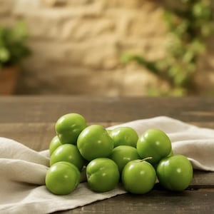 Frühe Ernte Grüne Pflaumen: Frischer türkischer saurer Snack, saisonales Obst, kostenloser Expressversand inklusive