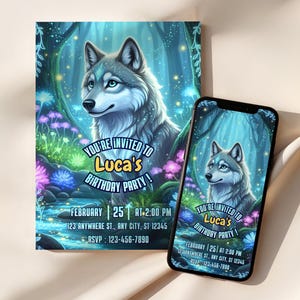 Puede incluir: Una invitación de cumpleaños con una ilustración de lobo en un entorno de bosque místico. La invitación incluye el texto "You're Invited to Luca's Birthday Party!" con fecha, hora e información de RSVP. Un smartphone muestra el mismo diseño.