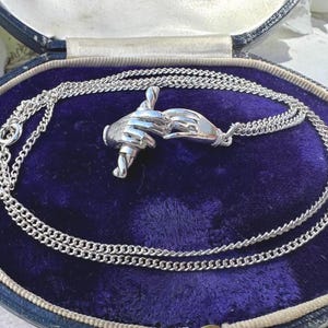 Collar vintage de plata de ley con colgante de mano entrelazada de Fede. Colgante único de compromiso con cadena larga. Collar de plata de ley con símbolo de amor.