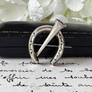 Broche antiguo victoriano de plata con forma de herradura y cuerno de caza. Broche de solapa inglés de plata esterlina para la buena suerte o para bodas. Broche de corbata o de caballo