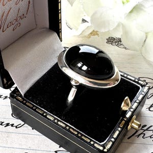 Vintage Whitby Jet Sterling Silver Ring. Large English Jet Cabochon Cocktail Ring. Chunky 1980&#39;s Black Gemstone Statement Ring, M-1/2/6-1/2