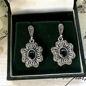 Pendientes vintage de flor de plata de ley con azabache de Whitby. Pendientes colgantes estilo art déco de plata con maracsita y margarita de azabache inglés.