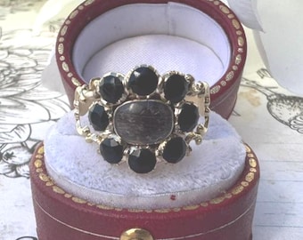 Anillo de luto antiguo de oro de 18 quilates. Anillo georgiano/victoriano con corte rosa y pasta negra, con motivos florales y bordados de cabello, tallas K-1/2 y 5-1/2