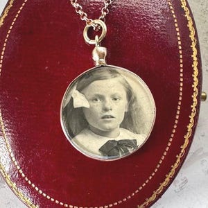 Edwardian 9ct Gold Picture Pendant Locket Necklace, Dated 1903. Antique Rosy Gold Spectacle Setting Photo Pendant & Belcher/Rolo Chain