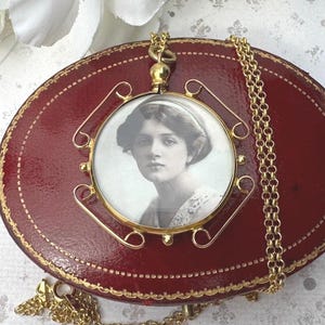 Antique Edwardian Rolled Gold Breloque Picture Pendant Locket With Photo. Yellow Gold Double Sided Glass Shaker/Keepsake Pendant & Chain