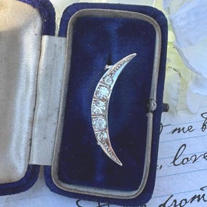 Broche o alfiler de solapa en forma de media luna con diamantes en pasta de plata 935 antigua. Joyas nupciales de estilo victoriano como símbolo del amor. Alfiler de corbata o pañuelo alternativo
