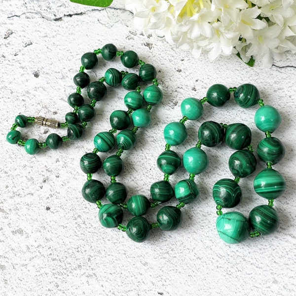 collier de perles de pierres précieuses Art Déco Malachite vintage. Collier de perles de malachite naturelle graduées sculptées 25"/59cm. Collier de malachite écossaise.