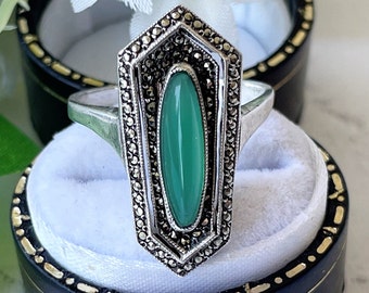 Art Deco zilveren & groene Chrysopraas Marcasiet ring. Sarcofaagring uit de Egyptische heropleving uit de jaren 30. Antieke Sterling Zilveren Cocktailring, Duitsland