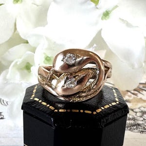 Anillo victoriano antiguo de oro de 15 quilates con forma de serpiente y diamantes. Anillo de oro amarillo con doble envoltura de serpiente y diamantes de talla antigua. Anillo de eternidad con símbolo del amor romántico