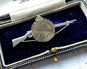 Antieke zeldzame WW1 Royal Engineers zilveren en gouden lieverdbroche. Miniatuur Lee Enfield geweer figuratieve broche. Alternatieve stropdas/stokpin.