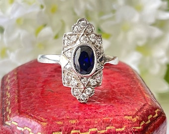 Anillo Art Déco antiguo con zafiro y diamantes en talla marquesa. Anillo Art Déco antiguo con gemas en pasta en plata de ley. Anillo Art Déco geométrico para cóctel