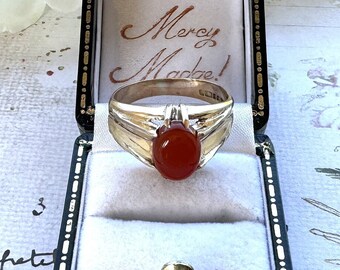 Gents Vintage 9ct Gold & Red Carnelian Belcher Ring. Mens British Hallmarked 1970s Retro Statement Ring. Large Finger Size Ring UK V/US 10.5