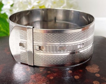 Lot - Vintage 18K Gold Bucherer Ladies Bangle Watch