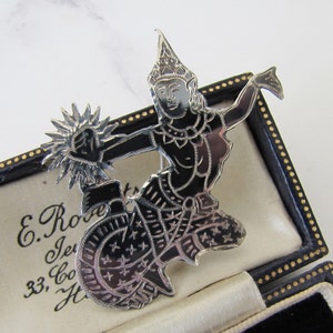 Vintage Siam Nielloware Tanzende Göttin Brosche. Schwarze Emaille & Sterlingsilber Brosche, Mekkala Göttin der Blitze