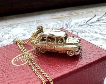 Vintage goud op sterling zilver London Hackney Cab hanger charme ketting. Zeldzame "Nuvo" taxiauto en chauffeur uit de jaren 60, mechanische charme aan ketting