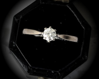 Anillo de compromiso vintage de oro blanco de 18 quilates con solitario de diamantes de 0,25 quilates: engaste de corona art déco