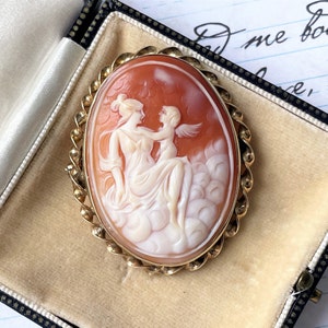 Broche vintage de oro de 9 quilates con camafeo Venus y Amor. Gran camafeo tallado moderno de Venus y Cupido, Londres, 1981. Joyas románticas de estilo eduardiano