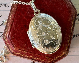 Vintage Sterling Silver Engraved Dogwood Blossom Locket Pendant & Chain. Small Oval Flower Locket Necklace. Petite Floral Photo Locket