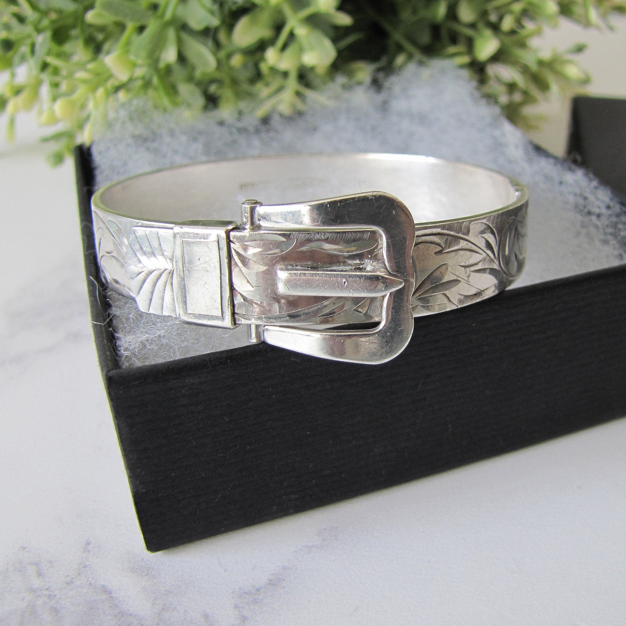 Silver on sale buckle bracelet