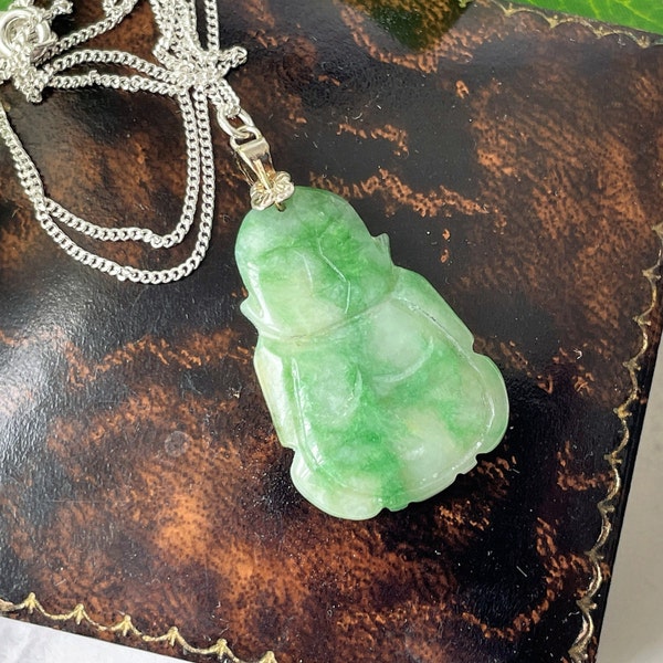 Pendentif Bouddha en jade vintage en argent sterling et chaîne. Pendentif sculpté vert pomme/jade mousse dans la neige. Collier en argent à breloques porte-bonheur