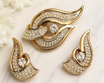 Conjunto vintage de broche y pendientes de clip de cristal blanco en tono dorado de los años 50, firmado por Kramer New York.