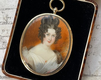 Antiek Georgisch 18kt goud groot portret miniatuur medaillonhanger. Regency Era 18kt gouden liefdestoken fotomedaillon met haarcompartiment.