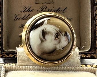 Anillo miniatura victoriano antiguo de oro de 18 quilates con retrato de perro esmaltado de William Essex. Anillo de luto/conmemorativo de un bulldog inglés, fechado en 1845.