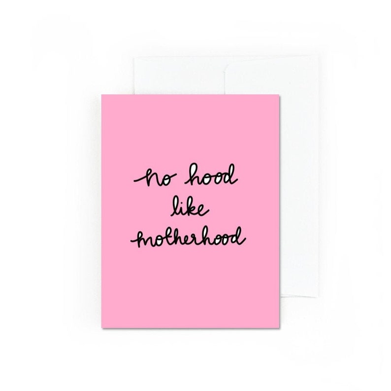 K&ouml;nnte beinhalten: Rosa Karte mit schwarzem Text, der "no hood like motherhood" lautet.