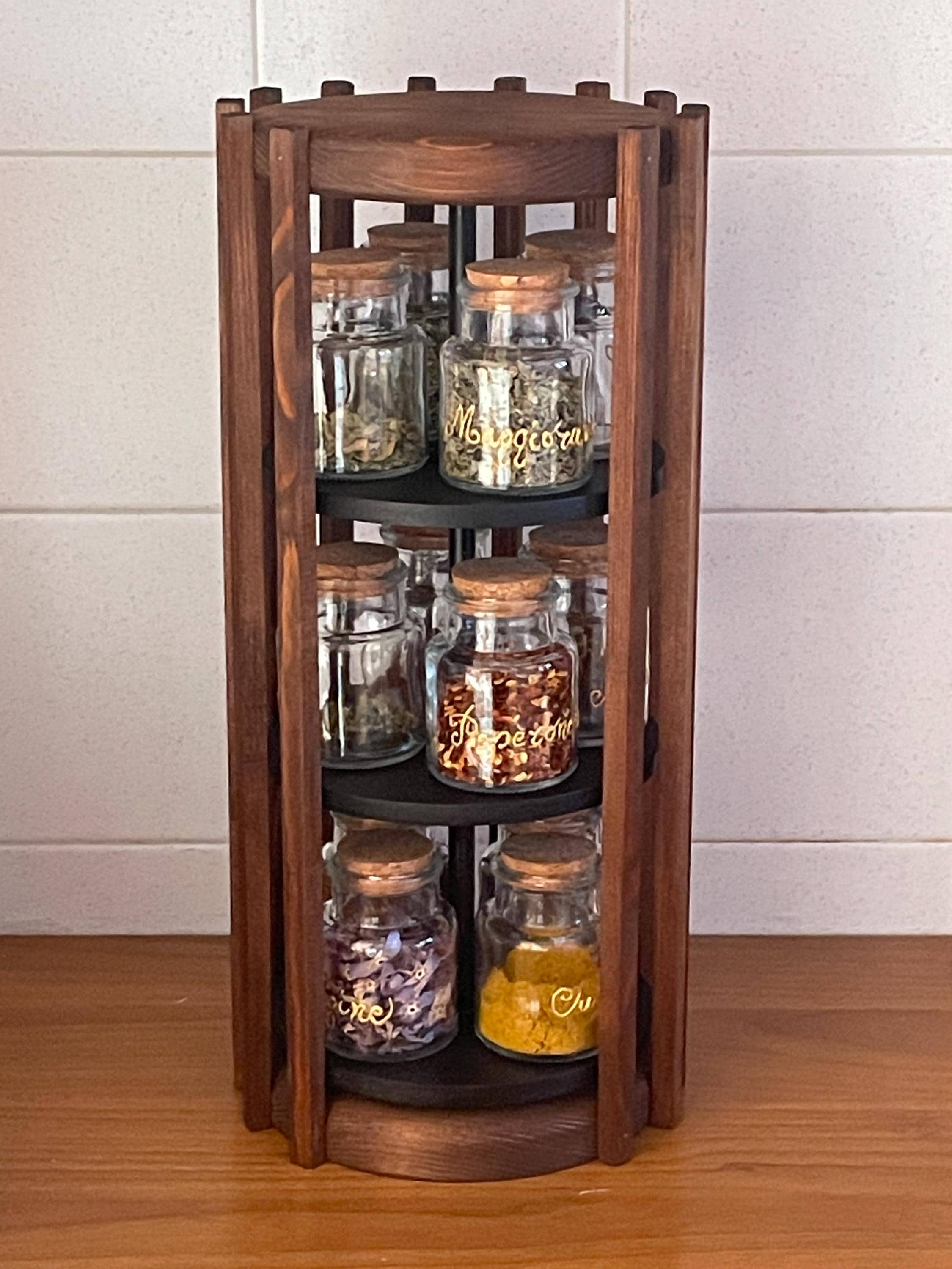 Spizzy - Handcrafted wooden rotating spice rack | Customizable Italian design | Glass jars with handwritten gold enamel labels