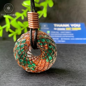 Pingente Rodin Coil Torus - Colar de Malaquita e Quartzo Vermelho - Gerador de Ondas Escalares do Chakra Cardíaco - Proteção contra EMF Vortex Math - Viettensor