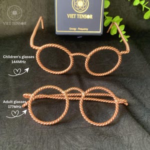 Peut inclure: Deux paires de lunettes cuivrées sont présentées, une pour enfants et une pour adultes. Les lunettes pour enfants sont étiquetées 144MHz, et celles pour adultes 177MHz. Les lunettes sont faites de fil de cuivre torsadé.