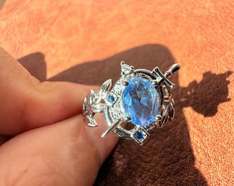 Anillo inspirado en la galleta Shadowmilk, anillo de cosplay de Cookie Run, anillo de espada con gema azul cristal, anillo ajustable de plata de fantasía
