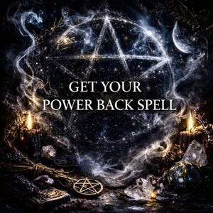 Op de afbeelding: Een artistieke afbeelding met een donker, mystiek thema. De tekst "GET YOUR POWER BACK SPELL" wordt weergegeven tegen een sterrenachtergrond. Een pentagram, kaarsen, kristallen en andere occulte items zijn ook zichtbaar.