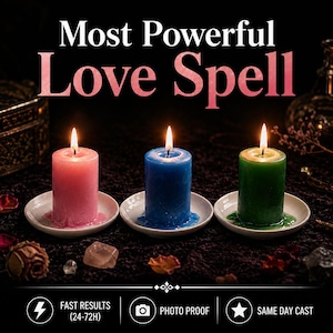 Może przedstawiać: Trzy zapalone świece w kolorze różowym, niebieskim i zielonym, każda na białym spodku, z roztopionym woskiem. Tekst "Most Powerful Love Spell" znajduje się na górze. Dodatkowy tekst zawiera "Fast Results (24-72H)", "Photo Proof" i "Same Day Cast".