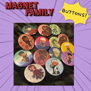 Op de afbeelding: Een verzameling kleurrijke knopen met karakterillustraties. De knopen zijn rond en hebben verschillende ontwerpen, waaronder karakters met verschillende huidtinten en kapsels. De tekst "MAGNET FAMILY" staat bovenaan en "BUTTONS!" in een gele ster.