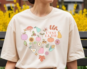 Fall women’s t-shirt “C’est la vie” – Chic French touch – Pumpkins, mushrooms & leaves – Cozy casual style – Unique autumn gift