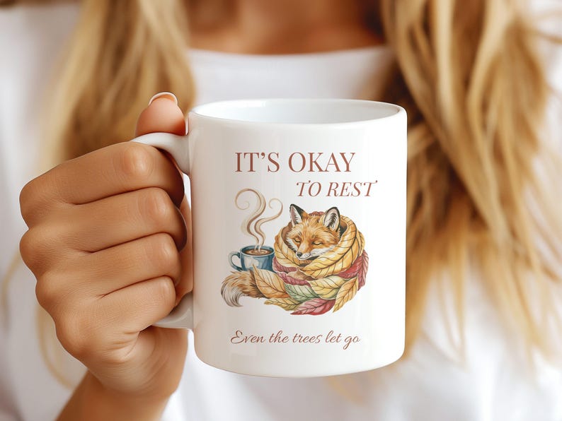Cozy fox autumn mug in high-quality white ceramic, perfect for coffee, tea, or hot chocolate. Illustrated fox surrounded by autumn leaves, cottagecore and hygge style. A thoughtful gift for women or men, animal lovers, and woodland enthusiasts. Unique illustrated mug, durable, dishwasher and microwave safe, perfect for cozy fall vibes or as a seasonal gift idea for fox lovers and autumn home décor.