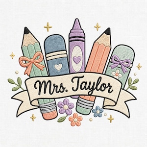 Op de afbeelding: Geborduurd ontwerp met potloden, gummen en een kleurpotlood in pastelkleuren. Een banner toont de tekst "Mrs. Taylor", omringd door bloemen en sterren. Geschikt voor een leraar of klaslokaal.
