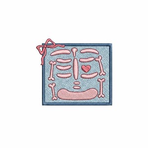 Peut inclure: Écusson brodé représentant un squelette stylisé avec des os roses et un cœur, sur fond bleu clair. Un nœud rose orne le coin supérieur gauche. Le patch est encadré d'une bordure bleu foncé.